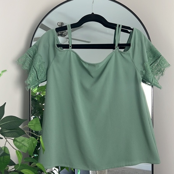 💛 Paper Crane Mint Green/ Sage Green Cold-Shoulder Top with Lace detail size L - Picture 5 of 6